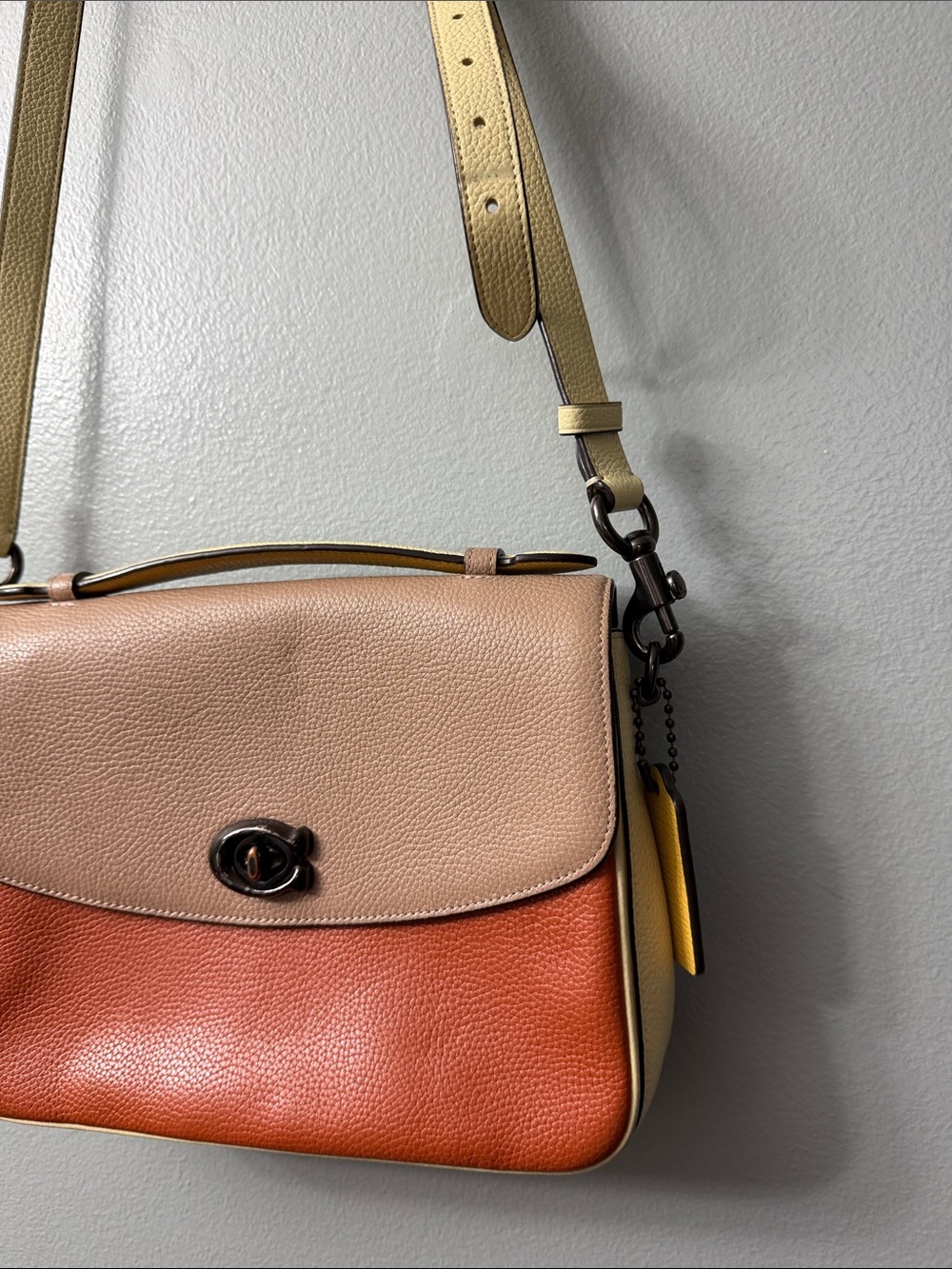 Coach Cassie Crossbody in a colorblock leather design turn-lock closure - Picture 5 of 9